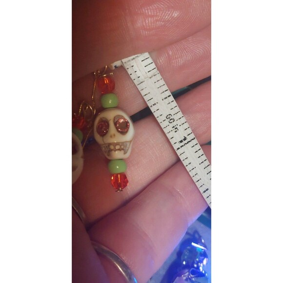 Halloween howlite skull earrings with uranium rhinestones and uv reactive beads - Picture 8 of 12